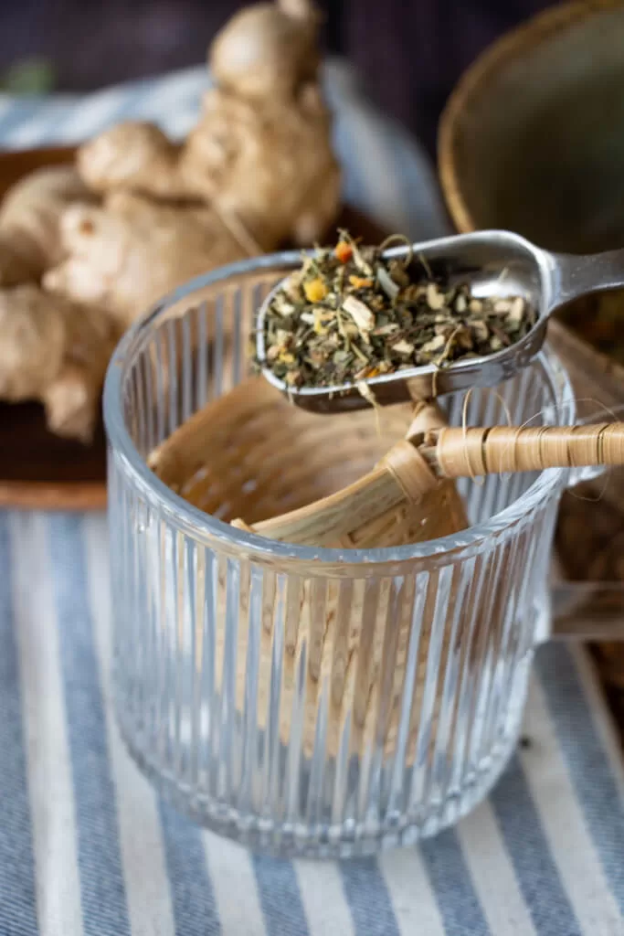 put herbs in infuser